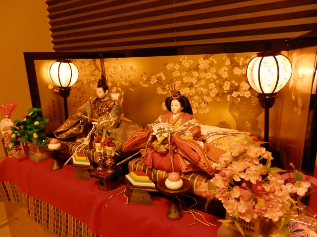 雛人形の親王飾りの飾り方やお内裏様の並べ方 台の毛氈などご紹介 青空ブログ