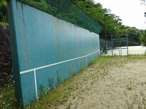 田辺公園の壁打ちテニスコート
